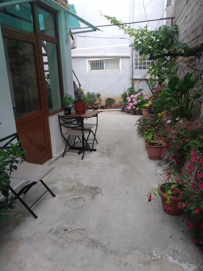 Isufi Guest Houses Sarandë Esterno foto