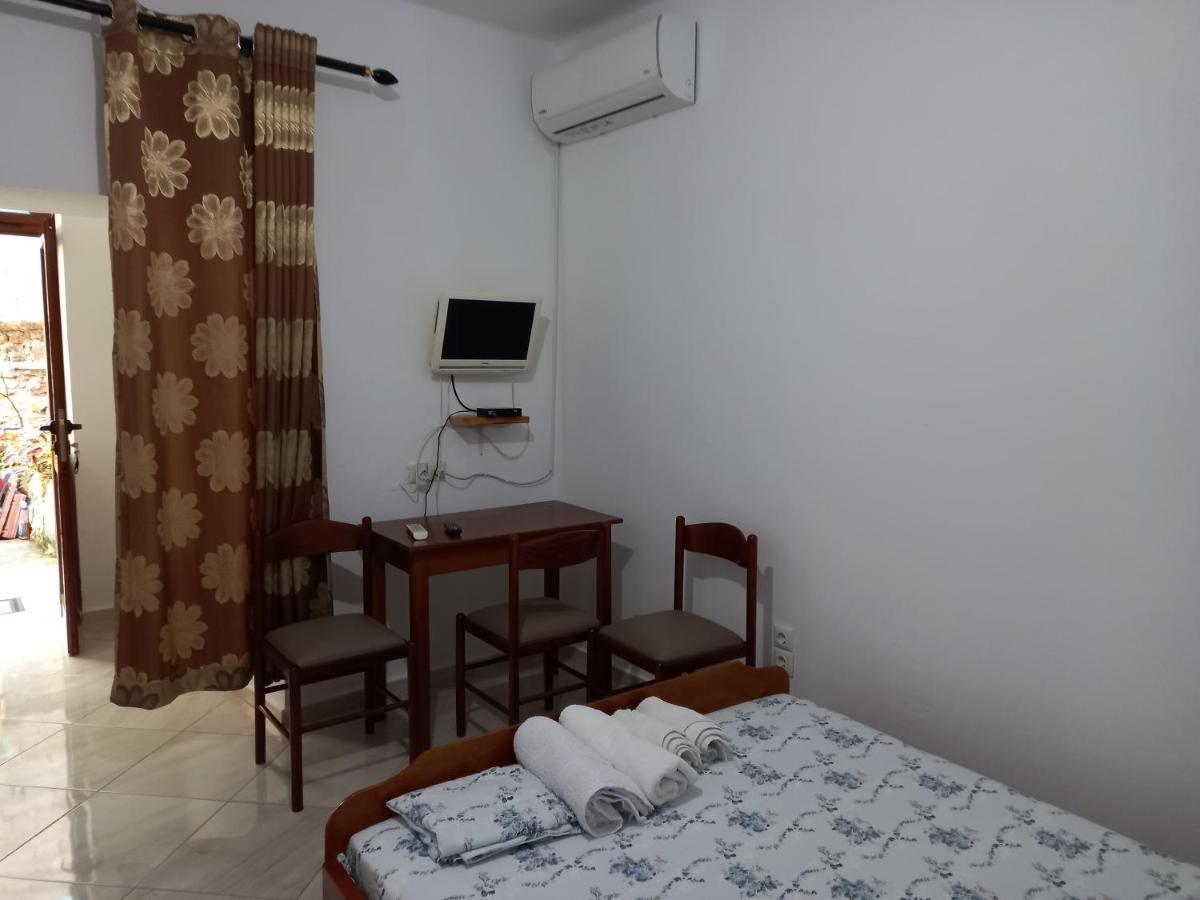 Isufi Guest Houses Sarandë Esterno foto