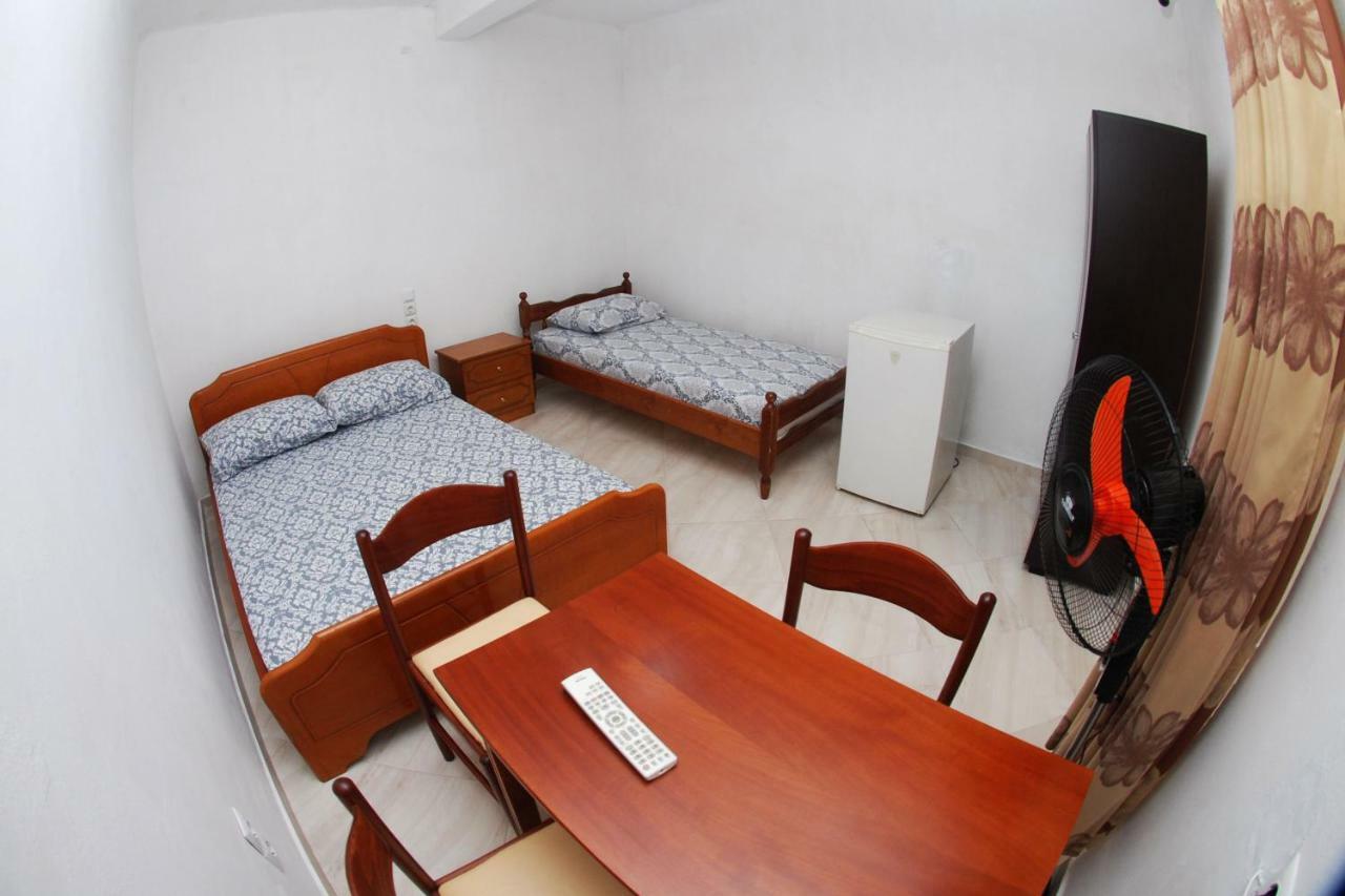 Isufi Guest Houses Sarandë Esterno foto